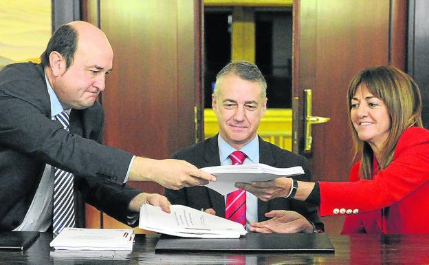 Simbolismo. Andoni Ortuzar, Iñigo Urkullu e Idoia Mendia, durante el acuerdo firmado en 2016 en el Parlamento. /iosu onandia