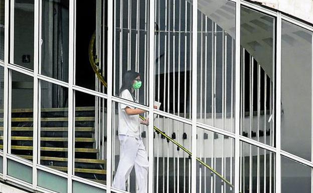 Los hospitales vizcaínos absorben la mitad del fondo covid de Salud 2 El hospital y la OSI de Cruces recibirán 39 millones para la Covid-19. /p. u.