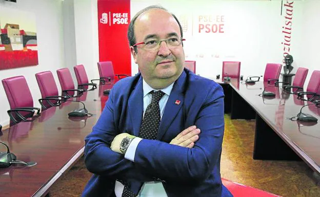 Miquel Iceta, en la sede de los socialistas vascos durante una visita que realizó a Euskadi en 2017./mANU CECILIO