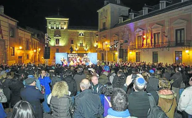 Una multitud se reúne en la plaza de la Villa de Madrid con motivo del Janucá, la fiesta de las luminarias.