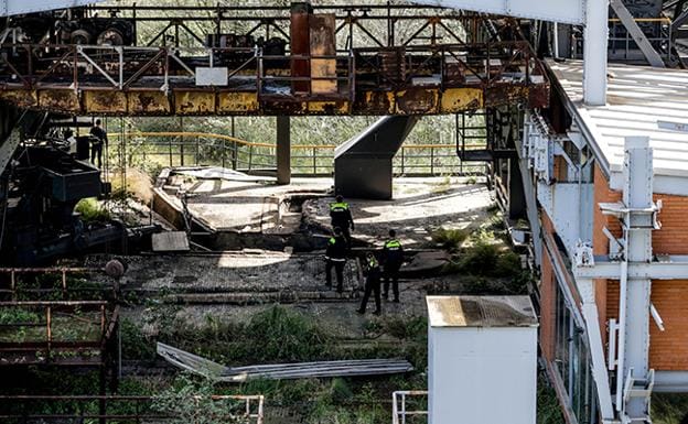 El Alto Horno 1 de Sestao es el único de los tres que todavía se conserva y tiene 80 metros de altura. En la imagen, la Policía Municipal en la zona ocupada /p. urresti