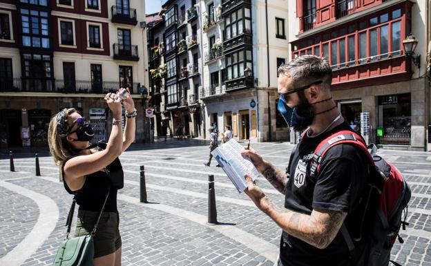 Dos turistas italianos visitan en Casco Viejo de Bilbao./Pankra nieto