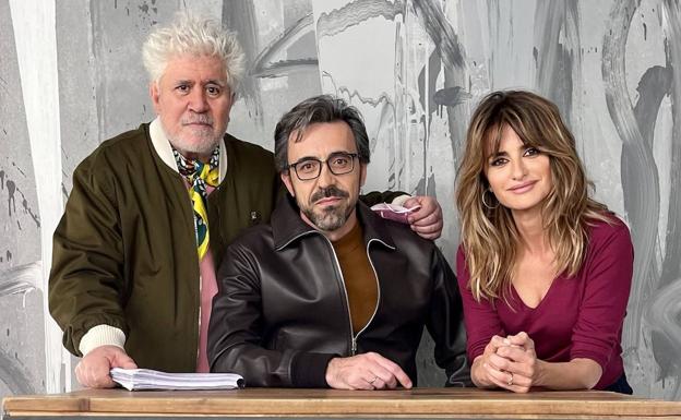 Almodóvar entre 'Madres paralelas' | El Correo