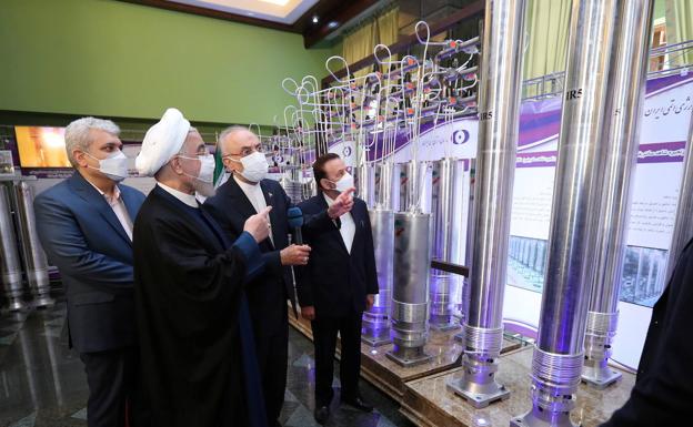 El presidente Hasán Rohani visita una instalación nuclear iraní./Reuters