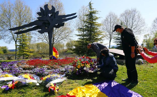Diversos colectivos depositaron ayer flores en el monumento a las víctimas. /El Correo
