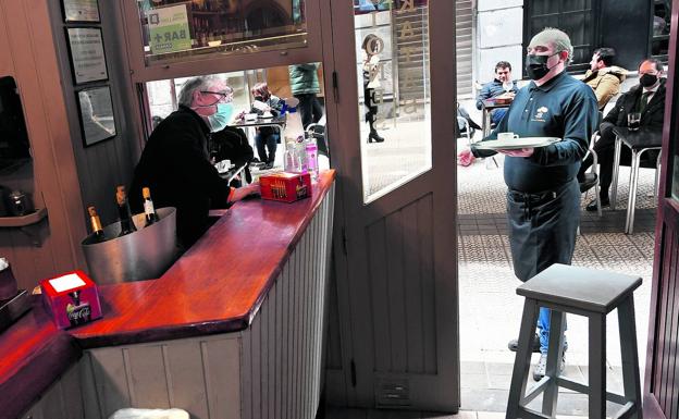 La prohibición de consumir junto a la barra ha alejado a muchos txikiteros de los bares y restaurantes bilbaínos./Luis ángel gómez