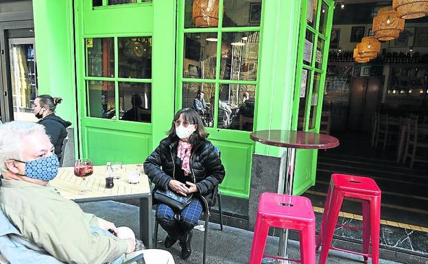 Sentarse es una terraza se ha convertido en una misión complicada.