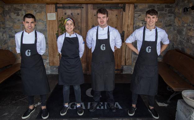 Julen Baz con Paula Henríquez, Mikel Alonso y Peli Pérez de Anuzita, su mano derecha «y casi mi hermano».