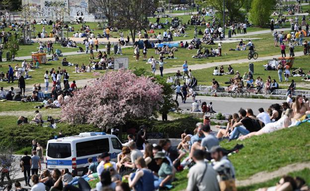 Los ciudadanos disfrutan del buen tiempo de este domingo en un parque de Berlín./Reuters