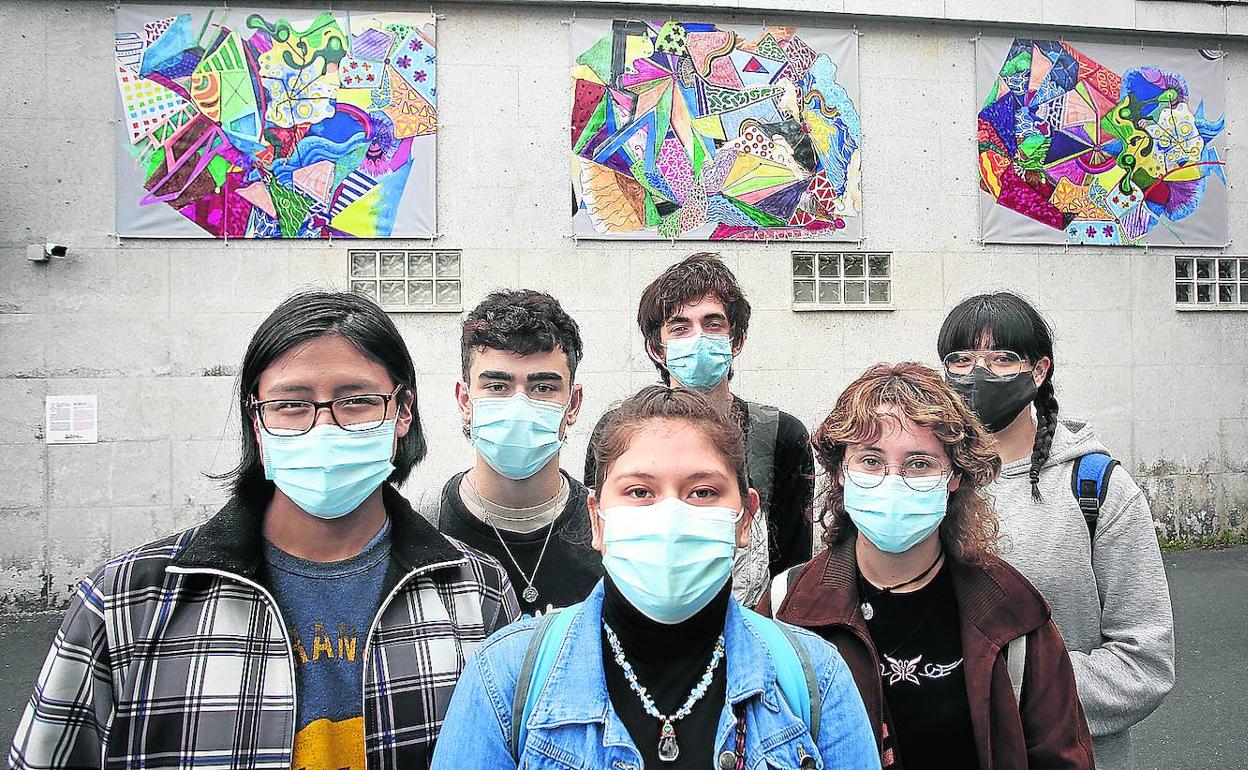 Alumnos De Bachillerato Artistico De Bertendona Dan Vida Al Centro Con Sus Obras El Correo