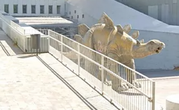 El dinosaurio permanece en el exterior de unos cines de Santa Coloma de Gramenet, cerrados desde 2013./E.C.