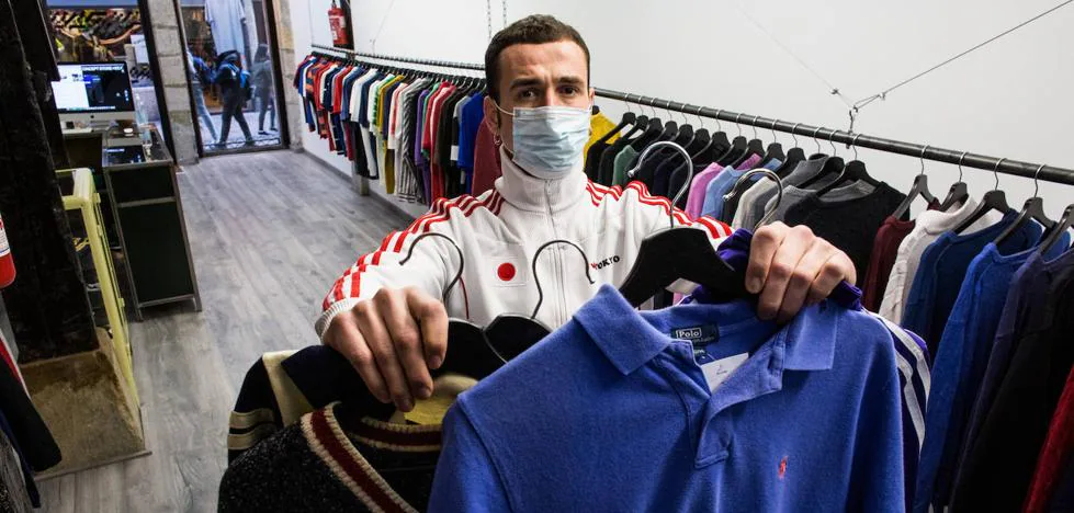 Tiendas en Bizkaia: Dos jóvenes abren una tienda 'vintage' de ropa segunda mano Bilbao | El
