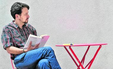 Pablo Iglesias lee un libro en una foto que publicó para anunciar que se había cortado el pelo./afp