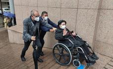 Lidia Gil, a su llegada ayer a los juzgados de Barakaldo./josu garcía