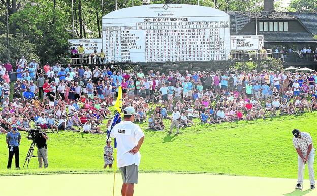 The fans surrendered to Barrika's when he reached the 18th green on matchday three. 