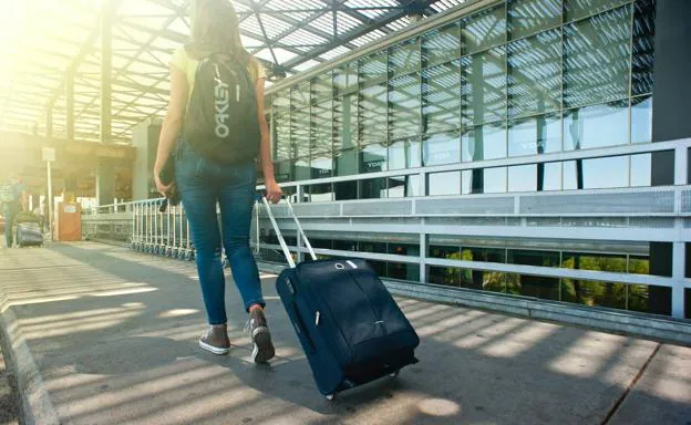 Viajes en avión: el suplemento que cobran las aerolíneas por cumplir con las de las maletas | El Correo