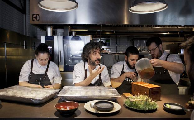 Foto del equipo de DSTAgE en 2017, con el chef en el centro. 