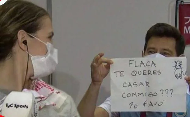 Lucas Saucedo ha pedido matrimonio a Belén Pérez Saucedo con un cartel.