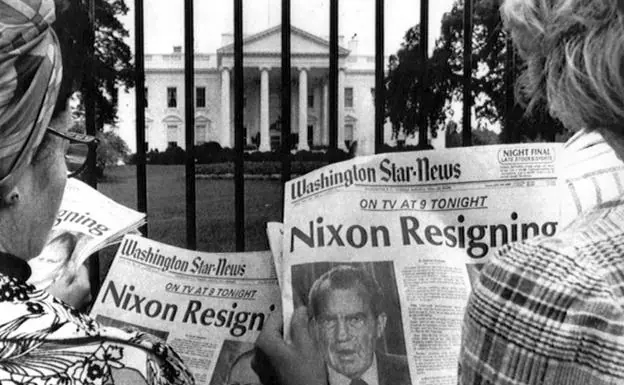 Dos mujeres leen ante la Casa Blanca el periódico del 8 de junio de 1974, con la dimisión de Nixon. /R. C.