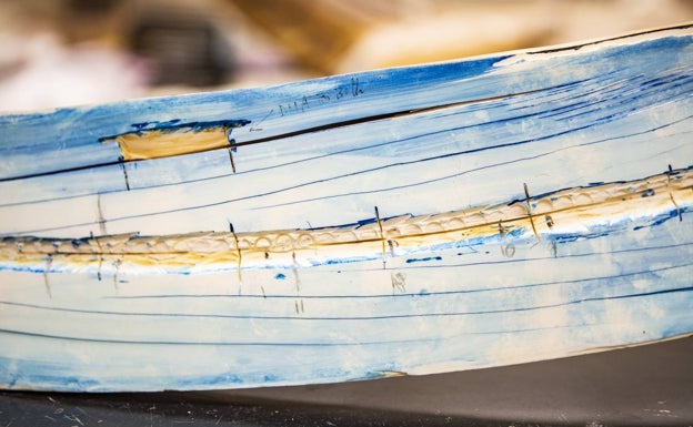 El colmillo examinado, dividido en la Instalación de Isótopos Estables de Alaska: la tinción azul se usa para revelar las líneas de crecimiento. 