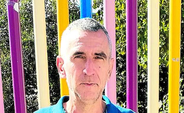 Kepa Ogiza posa con dos carteles del certamen. /E. C.