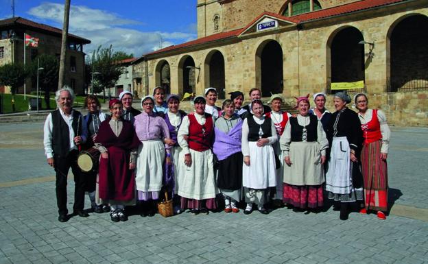 Integrantes del grupo de danzas de Iurreta en una de las fotografías que ha recopilado Joseba Agirre en su libro. /E. C.