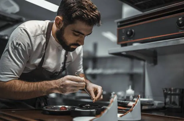 Alejandro Serrano se afana en su cocina/Iván Balboa