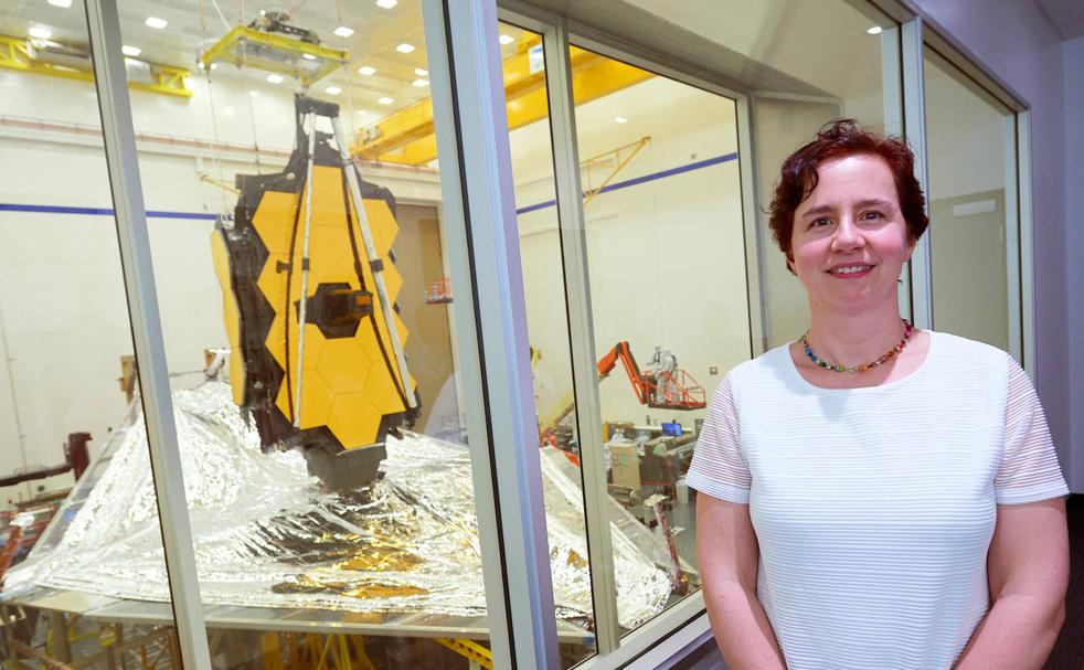 La astrofísica española Macarena Garcia Marín, junto al telescopio espacial James Webb./ESA