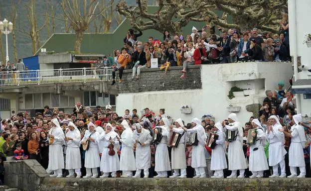 El singular desfile de los atorras, ataviados de blanco desde los pies a la cabeza, concentra a numeroso público.