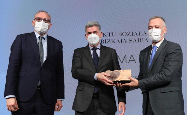 El director general de EL CORREO, Íñigo Barrenechea, entrega el premio a Laureano Simón y a Manuel Sanz.