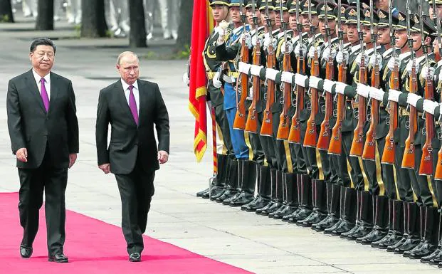 El presidente chino, Xi Jinping, recibe a su homólogo ruso, Vladimir Putin, con honores militares en Beijing. 