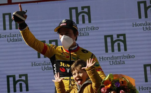 Primoz Roglic, with her son on the podium after winning the first stage of Itzulia