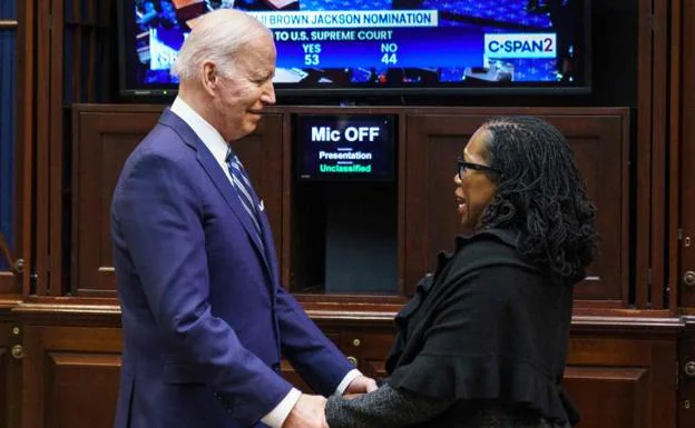 Ketanji Brown is congratulated by Joe Biden.