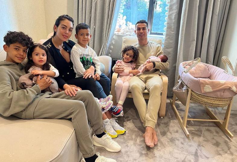 Cristiano Ronaldo, along with Georgina Rodríguez and their five children, after arriving home this Thursday.