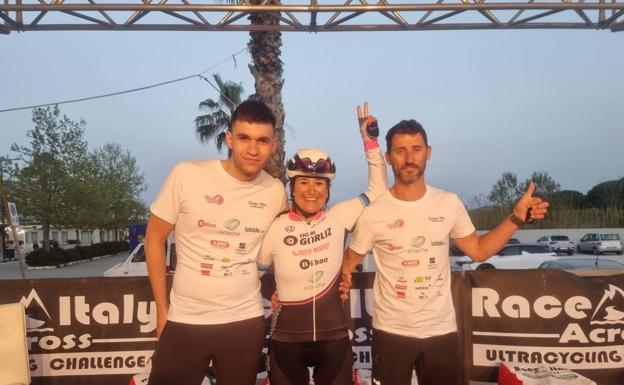 Ziortza Villa con due membri del suo team che hanno svolto le missioni di assistenza in gara. 