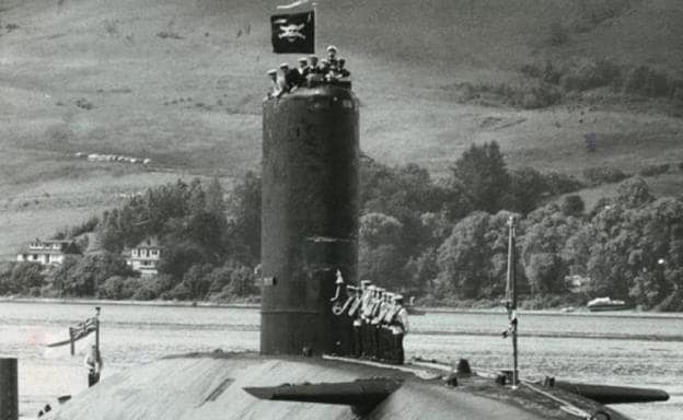 Siguiendo una tradición de los submarinos de la Royal Navy, el 'Conqueror' volvió a puerto, en Escocia, enarbolando una bandera pirata, como signo de haber logrado un hundimiento.