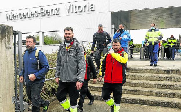 Mercedes workers leave the Vitoria plant, which this year has an order book that could be record-breaking. 