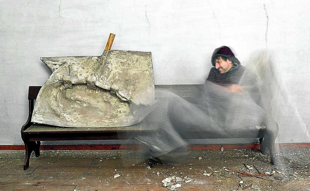 El reconocido artista markinarra posa con una de sus creaciones. /J. P. A.
