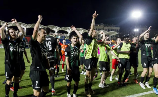 Sestao River players celebrate their passage to the final of the promotion play-off to Primera RFEF 
