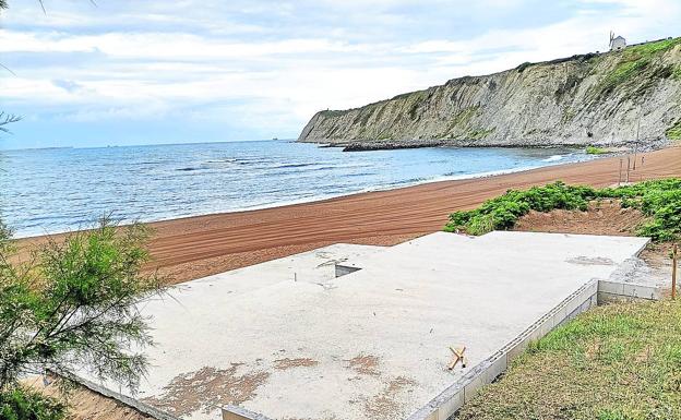 Imagen de la plataforma de hormigón a dos niveles levantada en Arrigunaga para instalar el chiringuito./T.I.