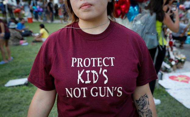 Image of a young woman wearing a t-shirt that reads 'Protect children.  No to weapons' after the massacre at the school in Uvalde (Texas). 