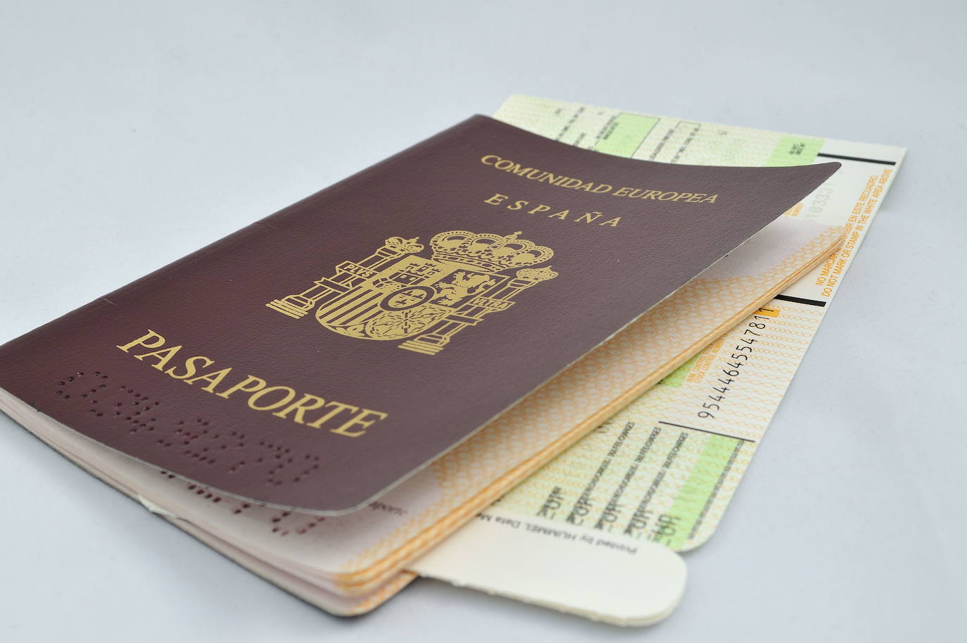 Pasaporte español y una tarjeta de embarque./Fotolia