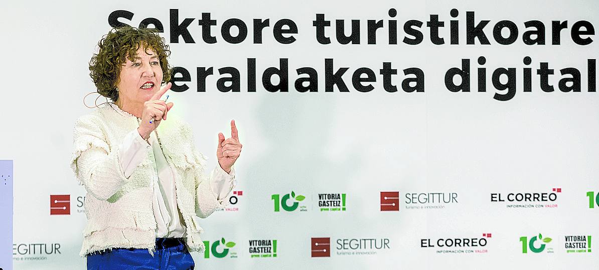 La profesora Aurkene Alzua-Sorzabal durante su presentación. 