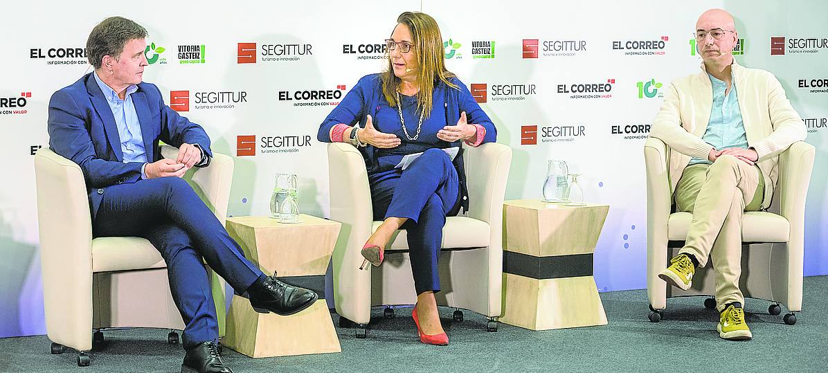 Tomás Iriondo (Gaia), Elena Martín (SEA Hostelería) y Eneko Ibarnia (Asociación de Agencias de Viaje). 