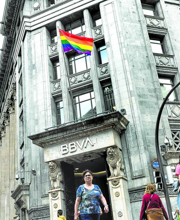 El BBVA, que preside la REDI, ha izado la bandera LGTBI. /pankra nieto