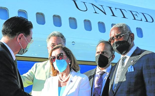 US Congressional Speaker Nancy Pelosi bids farewell to Taiwanese Foreign Minister Joseph Wu.