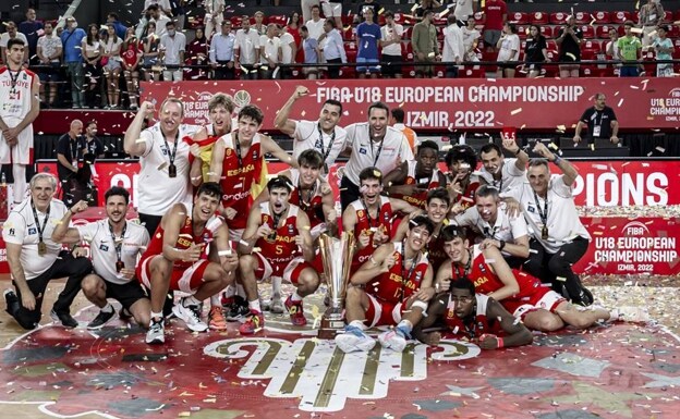The Spanish Sub'18 team celebrates its victory in the European Championship.