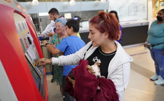 Viajeros adquieren los bonos en la estación de Abando./i. pérez