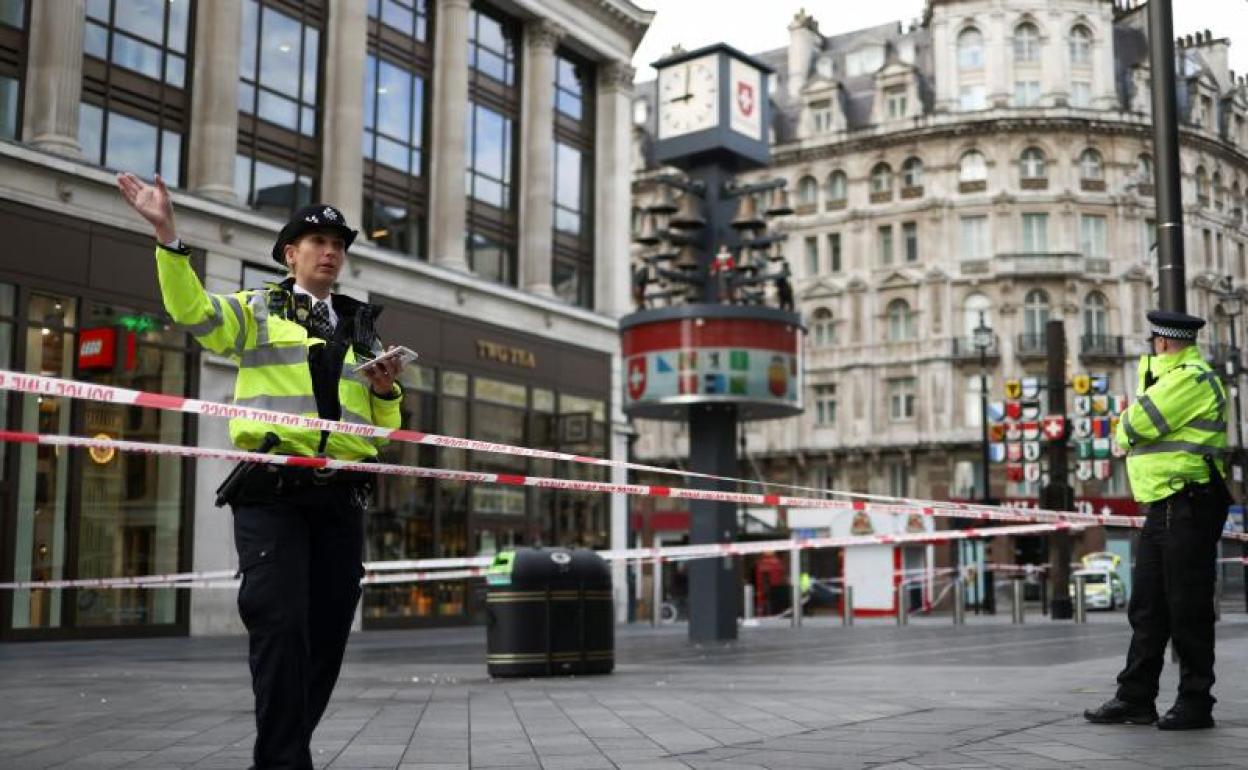 Apuñalan a dos policías en el centro de Londres, que acoge la capilla  ardiente de Isabel II | El Correo