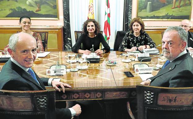 Josu Erkoreka y Pedro Azpiazu, con María Jesús Montero en una anterior reunión de la Comisión Mixta del Concierto Económico. 